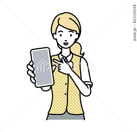 立ってスマートフォンを指差してこちらに向けて見せている事務員制服の女性 82310248