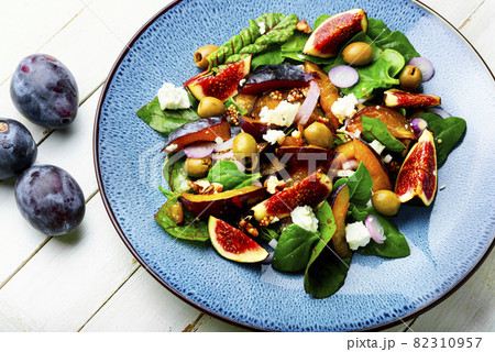 Autumn salad with fruit and green 82310957