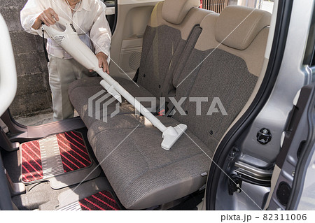 コードレスクリーナーで車内清掃 後部座席 82311006