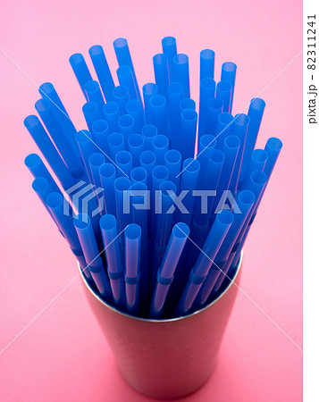 カラフルなプラスチック製ストロー 82311241