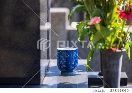 墓に手向けられた花と茶 82311349