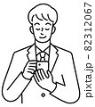スマホを操作する、スーツを着た若い男性の上半身（線） 82312067