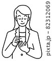 スマホを操作する、スーツを着た若い女性の上半身（線） 82312069