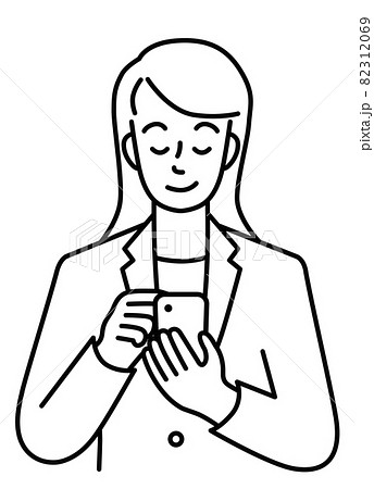 スマホを操作する、スーツを着た若い女性の上半身（線） 82312069