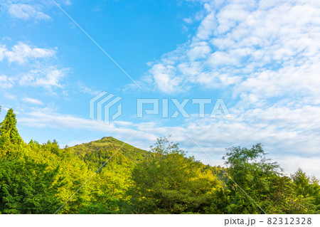 鉢伏山登山口（ハチ高原駅）から鉢伏山頂を見る（兵庫県美方郡香美町）※作品コメント欄に撮影位置 82312328
