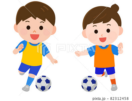 サッカーをする男の子と女の子 イラストのイラスト素材