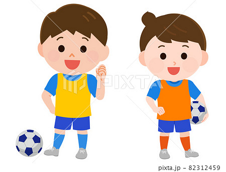 サッカーをする男の子と女の子 立つポーズ イラストのイラスト素材