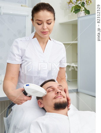 Man Having Laser Treatment At Beauty Clinic 82312529