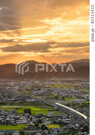 聖徳太子ゆかりの山、立岡山山頂から夕日を眺める（兵庫県揖保郡太子町）※作品コメント欄に撮影位置 82313412