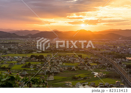 聖徳太子ゆかりの山、立岡山山頂から夕日を眺める(兵庫県揖保郡太子町)※作品コメント欄に撮影位置 聖徳太子ゆかりの山、立岡山山頂から夕日を眺める(兵庫県揖保郡太子町)※作品コメント欄に撮影位置 82313413
