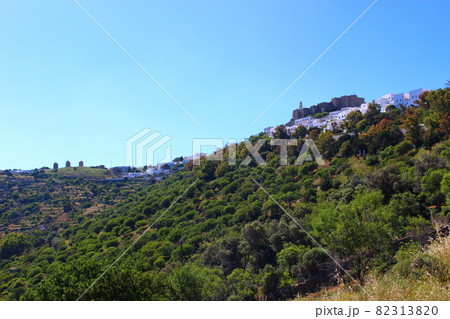 ホラの歴史地区を見上げる、パトモス島　ギリシャ 82313820