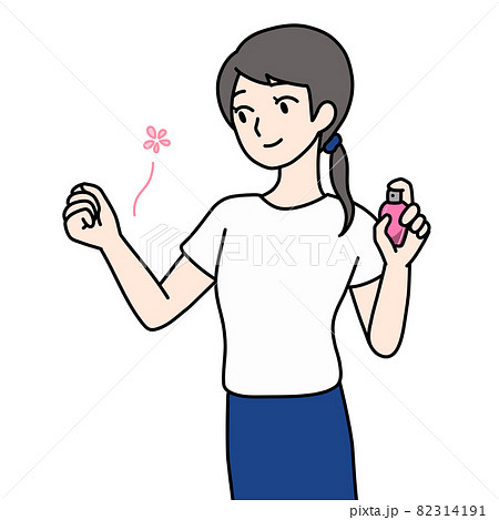 香水をふきかけた手首から香りがのぼっている女性の夏の姿 82314191