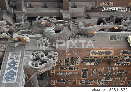 神社、千住本氷川神社、セミの抜殻 神社、千住本氷川神社、セミの抜殻 82314372