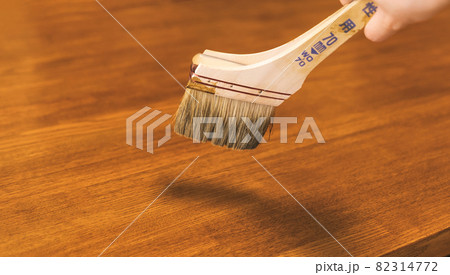 木材の塗装作業 82314772