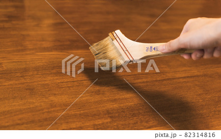 木材の塗装作業 木材の塗装作業 82314816