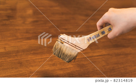 木材の塗装作業 82314819