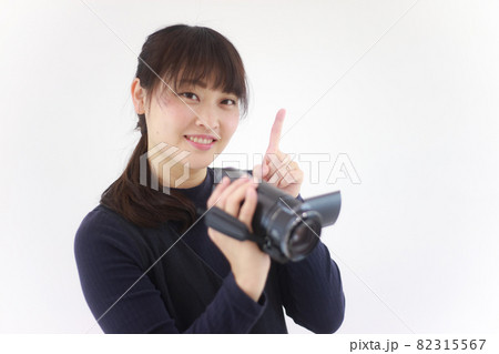 ビデオカメラで撮影する女性 82315567