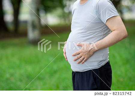お腹周りを気にする男性 お腹周りを気にする男性 82315742
