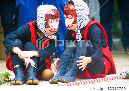 秋祭りの獅子舞でサル役のふたり 秋祭りの獅子舞でサル役のふたり 82315769