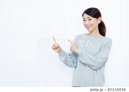 両手で指差しをしている30代の女性 両手で指差しをしている30代の女性 82316036