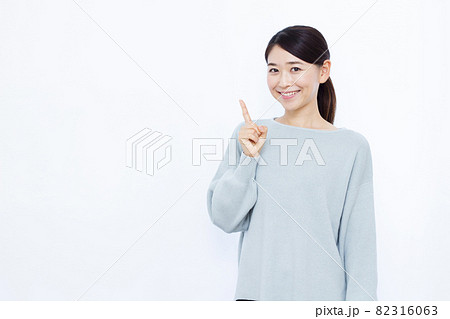 笑顔で指差しをしている30代の女性 笑顔で指差しをしている30代の女性 82316063
