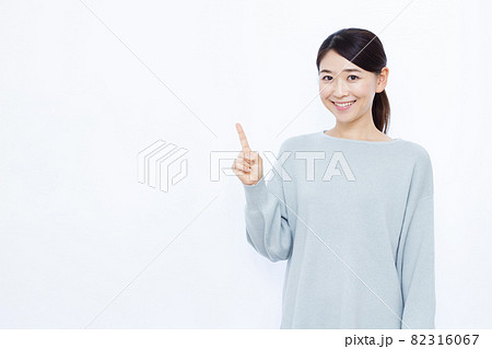 笑顔で指差しをしている30代の女性 笑顔で指差しをしている30代の女性 82316067