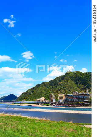 長良川温泉と金華山、岐阜城の風景 82316164