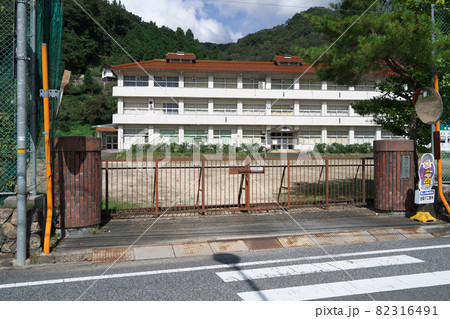 【廃校】旧新見市立唐松小学校の正門と校舎 岡山県新見市 【廃校】旧新見市立唐松小学校の正門と校舎 岡山県新見市 82316491