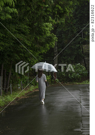 雨の日に傘をさして歩く女性の後ろ姿 雨の日に傘をさして歩く女性の後ろ姿 82316622