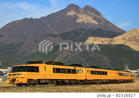 由布岳と特急「ゆふDX」（JR九州） 82316827