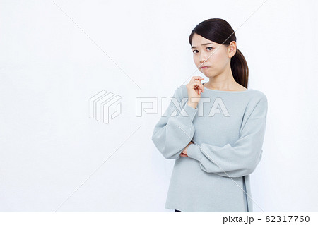 真剣に悩んでいる30代の女性 82317760