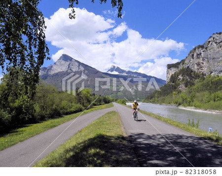 東スイスの景色 ライン川とゴンツェン山とアルヴィアー山 東スイスの景色 ライン川とゴンツェン山とアルヴィアー山 82318058