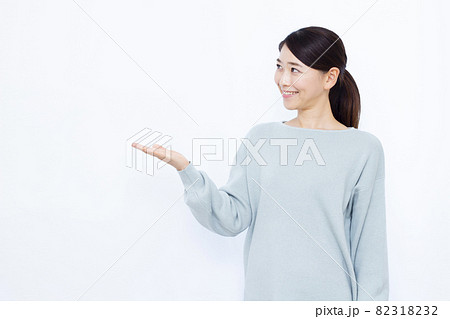 紹介をしている30代の女性 紹介をしている30代の女性 82318232