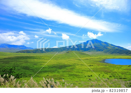 【熊本県】晴天下の草千里と中岳（阿蘇山） 82319857