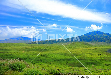【熊本県】晴天下の草千里と中岳（阿蘇山） 82319858