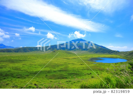 熊本県】晴天下の草千里と中岳（阿蘇山）の写真素材 [82319859
