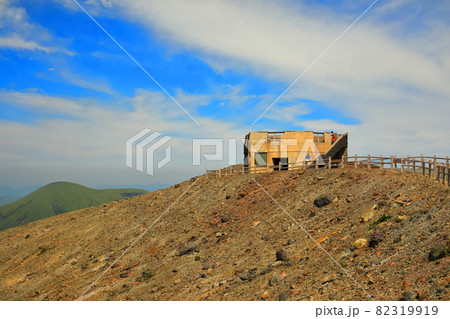 【熊本県】晴天下の中岳火口展望所(阿蘇山) 【熊本県】晴天下の中岳火口展望所(阿蘇山) 82319919