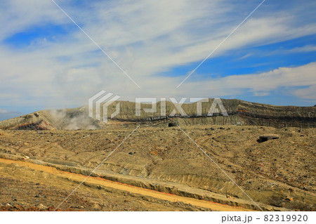 【熊本県】晴天下の阿蘇山の中岳火口 【熊本県】晴天下の阿蘇山の中岳火口 82319920