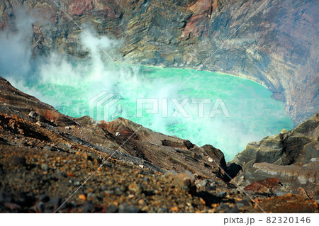 【熊本県】晴天下の阿蘇山の中岳火口 82320146