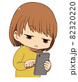 寝不足でスマホを操作する女性のイラスト 82320220