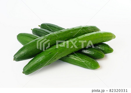 キュウリ　白背景 82320331