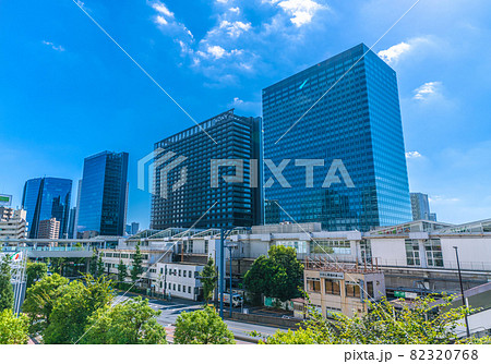 日本の東京都市景観　大崎駅前のオフィスビル群などを望む 82320768