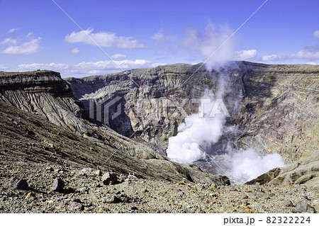 活動する火山を間近で見学できる観光スポット　阿蘇山火口（熊本県阿蘇市） 82322224