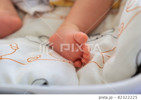 ベッドに寝ているぽっちゃりした可愛い足 82322225