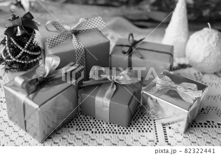 クリスマスプレゼント クリスマスツリーとたくさんのクリスマスプレゼント 白黒 クリスマスプレゼント クリスマスツリーとたくさんのクリスマスプレゼント 白黒 82322441