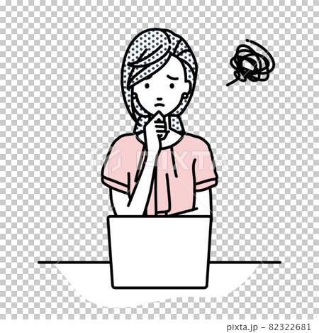 デスクで座ってPCを開いて困っているオフィスカジュアルの女性 82322681
