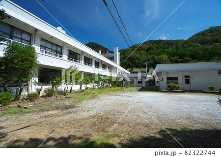 【廃校】旧新見市立神郷中学校の校庭と校舎　岡山県新見市 82322744