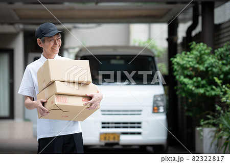 宅配　運送　流通　ミドル男性　軽バン 82322817