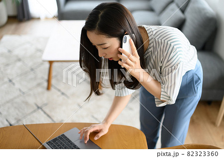 在宅ワークをする女性 82323360