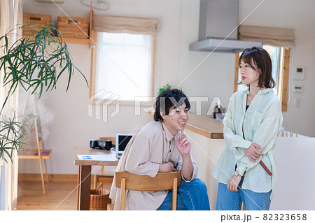 おうちで過ごす若いカップル 82323658